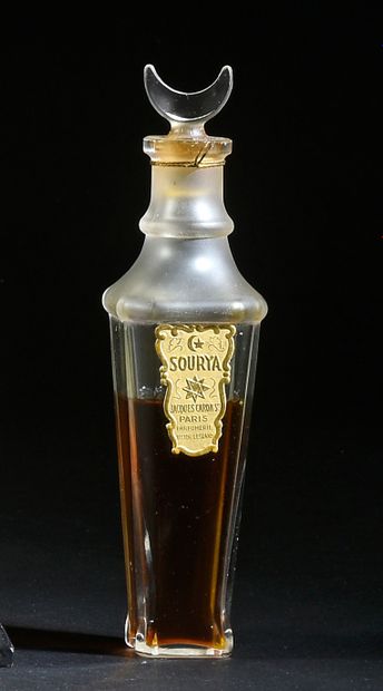 Jacques Caron - «Sourya» - (années 1920) 
Rare flacon en verre incolore pressé moulé...