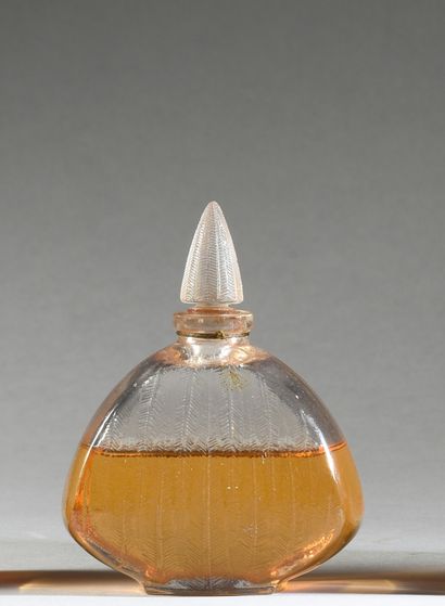 Arys - «Le Mimosa» - (1921) 
Flacon en verre incolore pressé moulé de section rectangulaire,...