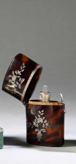 Travail Français - (époque Napoléon III) 
Cut glass scent bottle presented in a tortoise...