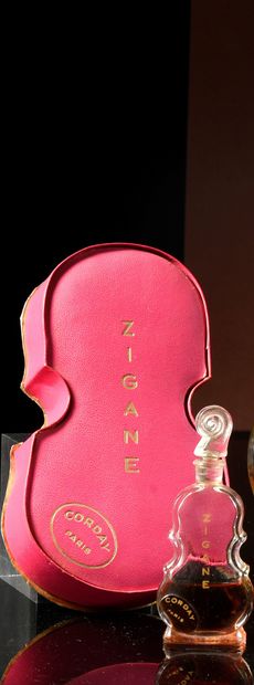 Corday - «Tzigane» - (années 1930) Presented in its cardboard box covered with fuchsia...