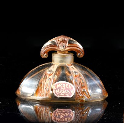 Dubarry - Garden of Karma - (années 1920) 
A colourless pressed glass bottle, partially...