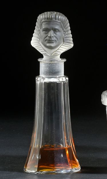Bichara - (années 1920) 
Flacon en cristal incolore pressé moulé de Baccarat de section...