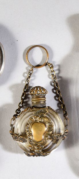 Travail Français - (vers 1900) 
Flacon à odeurs en verre incolore à porter au doigt...