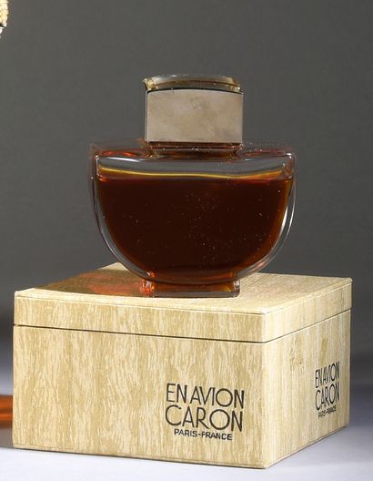 CARON - «En Avion» - (1932) 
Flacon moderniste en cristal incolore pressé moulé de...