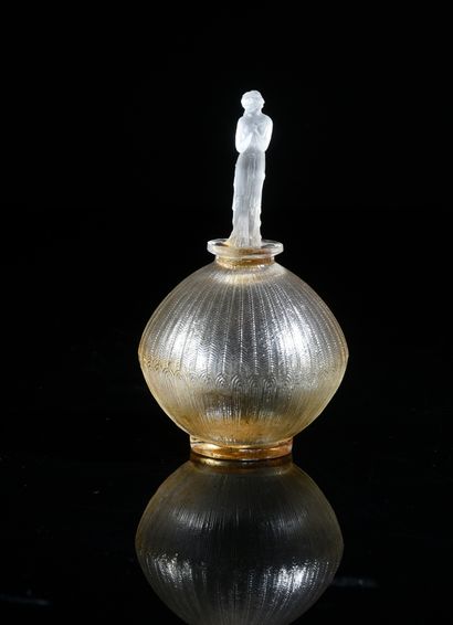 D'Orsay - «Rose» - (1920) 
Flacon en verre incolore pressé moulé de section cylindrique,...
