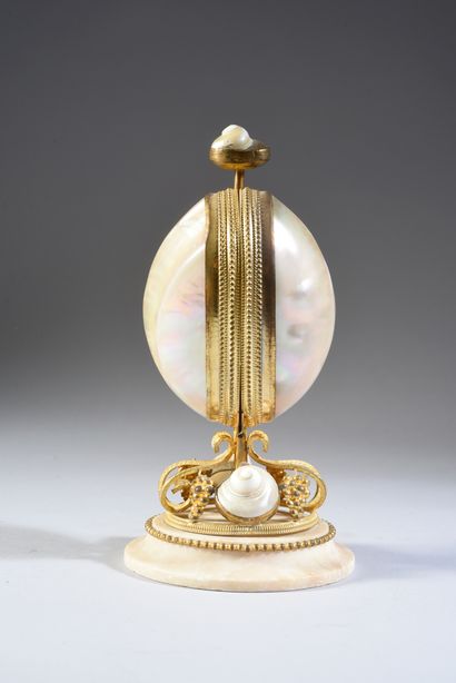 Travail Français - (époque Napoléon III) 
Perfume cellar in stamped brass and mother-of-pearl...