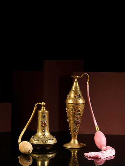 Apollo - (années 1920 - New-York) 
Two gilded brass spray bottles, embossed and engraved,...