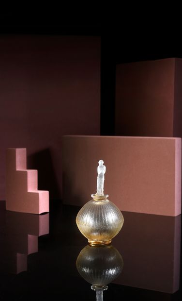 D'Orsay - «Rose» - (1920) 
Flacon en verre incolore pressé moulé de section cylindrique,...