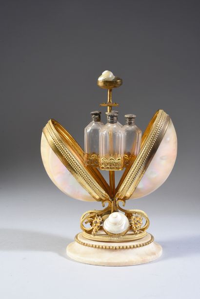 Travail Français - (époque Napoléon III) 
Perfume cellar in stamped brass and mother-of-pearl...