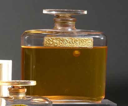 Caron - «La Mode 1930» - (1915) 
Pressed colourless glass bottle, "curved square"...