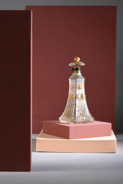 Los Perfumes de Tasara - (années 1910) 
Rare flacon en verre incolore pressé moulé...