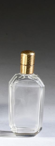 Travail Français - (vers 1880-1900) 
Flacon à parfum en cristal incolore monture...