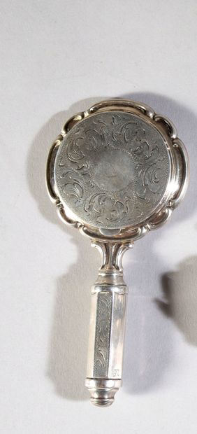 Travail Français - (vers 1880-1900) 
Miroir à main en argent guilloché et ciselé...