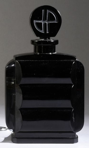 Jean Patou - «Vacances» - (1936) 
Rare flacon moderniste en verre opaque noir pressé...