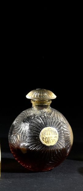 D'Orsay - «Le Chypre» - (années 1920) 
Pressed colourless glass bottle of cylindrical...