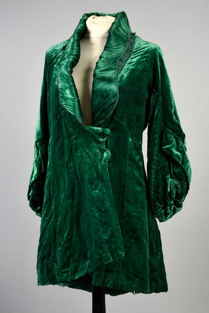 null . Réunion d’éléments de garde-robes féminines élégantes, 1930-1960, une veste...