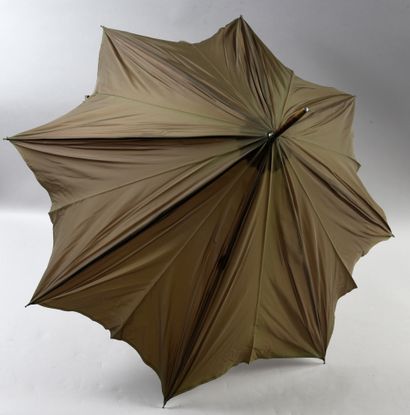 null . Ombrelle baleinée remontée en parapluie, début du XXe siècle, le mat en palissandre...