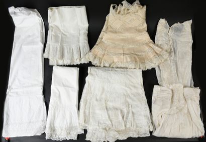 null . Importante réunion de linge de dame, 1880-1900 environ, 8 culottes fendues,...