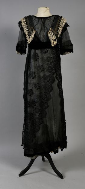 null . Partie de la garde-robe bourgeoise d’une élégante, 1910-1920 environ, trois...