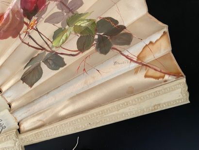 null Les roses, vers 1880-1890

Éventail plié, la feuille en satin crème peint de...