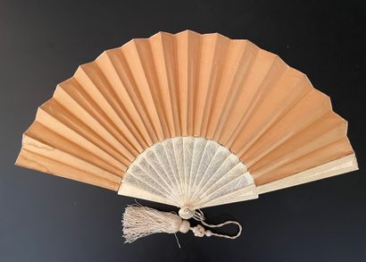 null Les roses, vers 1880-1890

Éventail plié, la feuille en satin crème peint de...