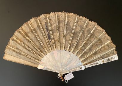 null Roses et fuchsias, vers 1890-1900

Éventail plié, la feuille en tulle et dentelle...