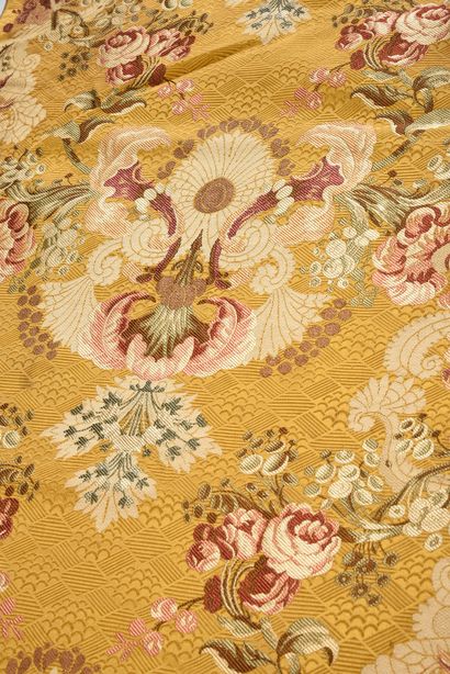 null . Round-cornered table rug in a lampas, Italy (?) early 18th century, lampas...