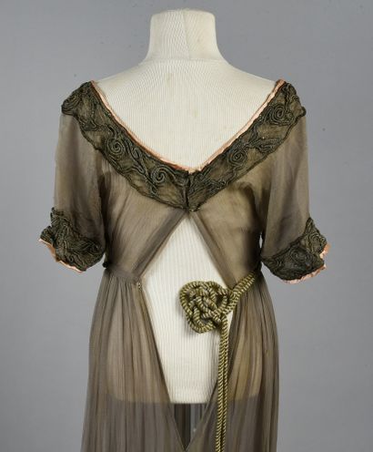 null . Evening dress for a young girl, circa 1910-1913, high-waisted dress with small...