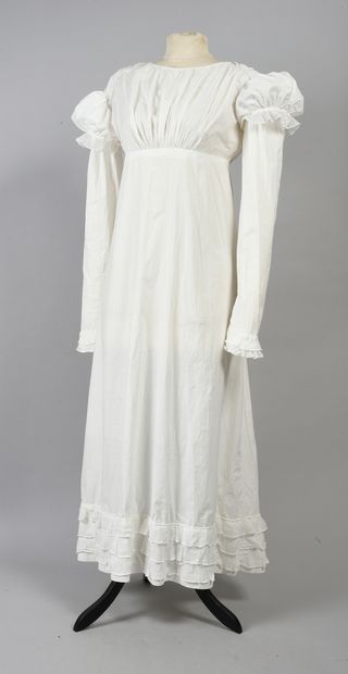 null . Robe de jour, époque Empire, vers 1815, robe taille haute en linon crème agrémentée...