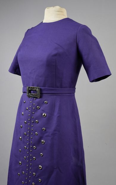 null . Robe vers 1970, robe trapèze en crêpe de laine 

violet, le devant orné de...