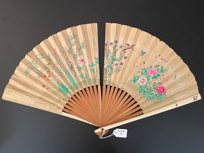 null Traditional costumes, Japan, 19th century

Folded fan, the double silk sheet...