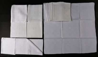 null . Suite de douze serviettes en damas de lin, seconde moitié du XIXe siècle,...