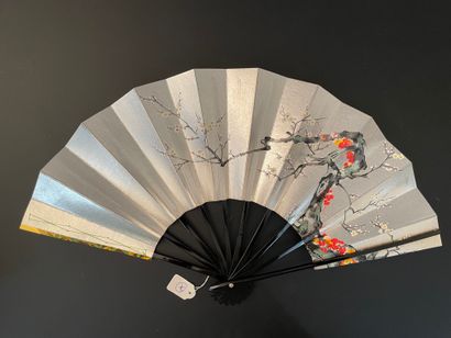 null 
Trois éventails, Japon, XXe siècle
Les feuilles en papier, les montures en...