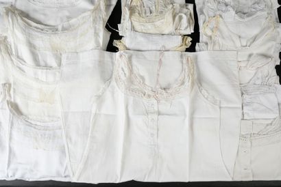 null . Importante réunion de linge de dame, 1880-1900 environ, 8 culottes fendues,...