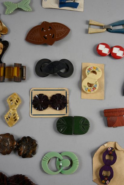 null . Important ensemble de boucles de ceintures, 1920-1950, quelques-unes en bois,...
