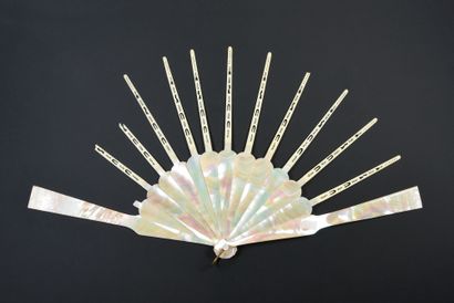 null Mother of pearl burgau mount, circa 1880

Brace.

H.t. 25 cm

Good condition...