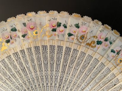null Roses in frieze, circa 1820

Broken ivory fan* finely cut with a scroll effect,...