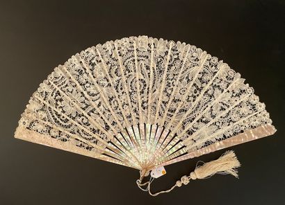 null Flowers and volutes, circa 1890

Large bobbin lace fan decorated with foliage...