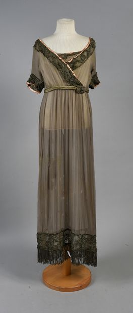 null . Evening dress for a young girl, circa 1910-1913, high-waisted dress with small...