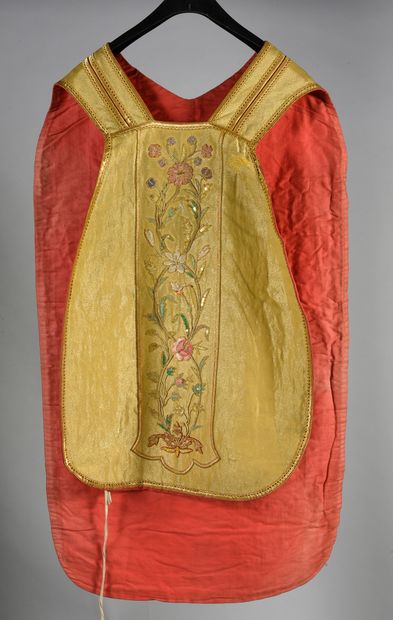 null . Chasuble et voile de calice, vers 1900, chasuble en drap d’or ; orfrois soulignés...