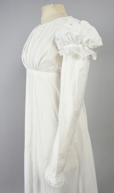 null . Robe de jour, époque Empire, vers 1815, robe taille haute en linon crème agrémentée...