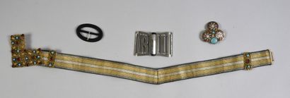 null . Elégante ceinture, fin du XIXe siècle, sangle rayée tissée or, acier et soie...