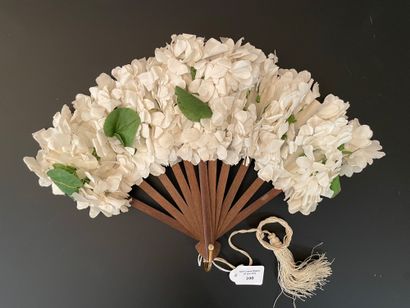 null 
Fan bouquet, about 1897




Rare curiosity fan, closing to form a bouquet of...