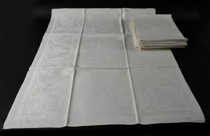 null LINGE DE MAISON

. Belle suite de dix-huit serviettes de table en damas de lin,...