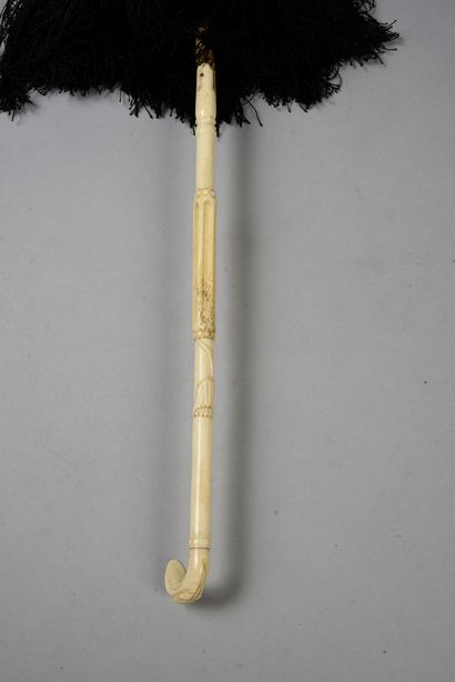 null . Deux ombrelles marquise, Second empire, manches et embouts en ivoire* sculptés...