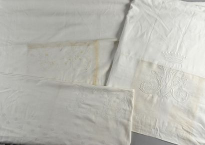 null . Trois grands draps en fil brodé, seconde moitié du XIXe siècle, deux draps...