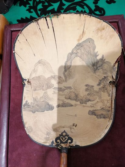  Paysage de Chine, Chine, XIXe siècle 
Écran à main, ou «ChaoShan», en branche de...