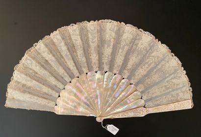null Mother of pearl applications, circa 1880

Folded fan, the leaf in beige bobbin...