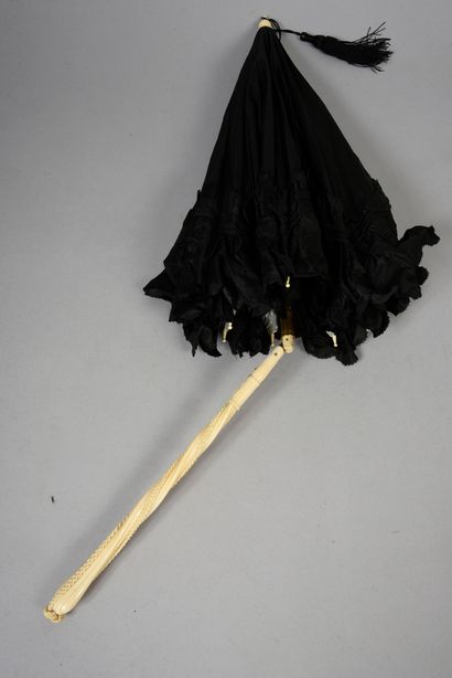 null . Trois ombrelles marquise, 1860-1880 environ, manches en ivoire* sculptés de...