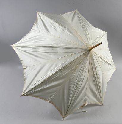 null 
. Réunion de cinq ombrelles et parapluies, 1900- 1950 environ, principalement...